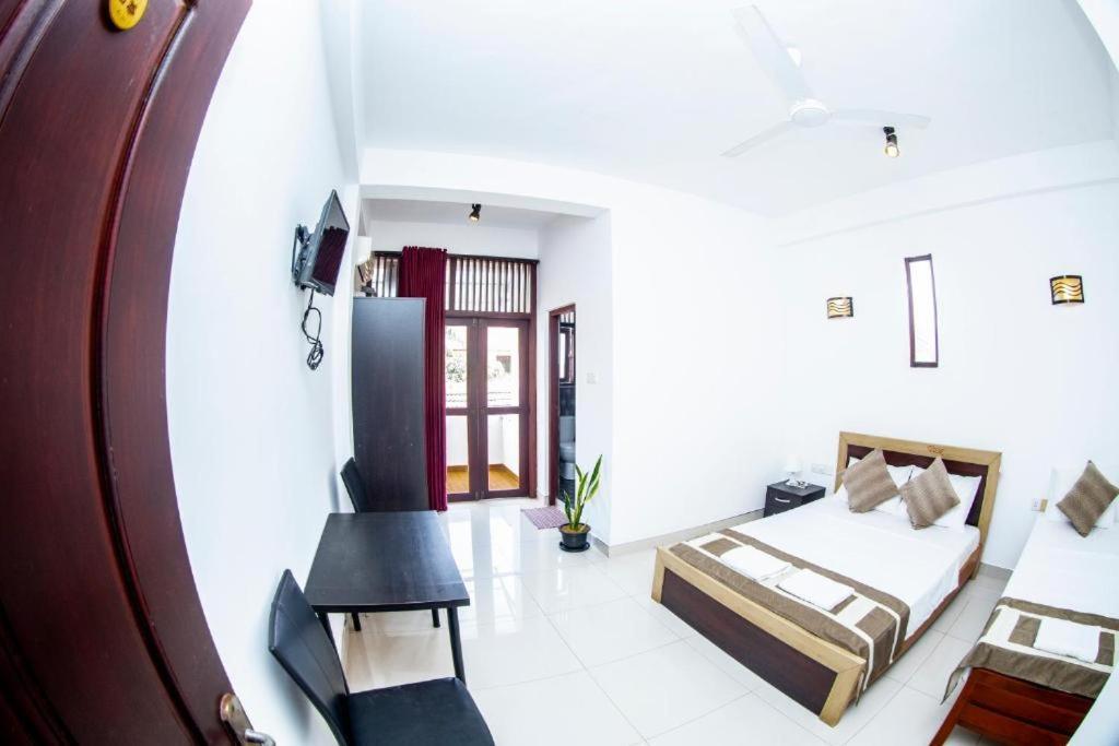 Hotel Blue Bird Negombo Exterior foto