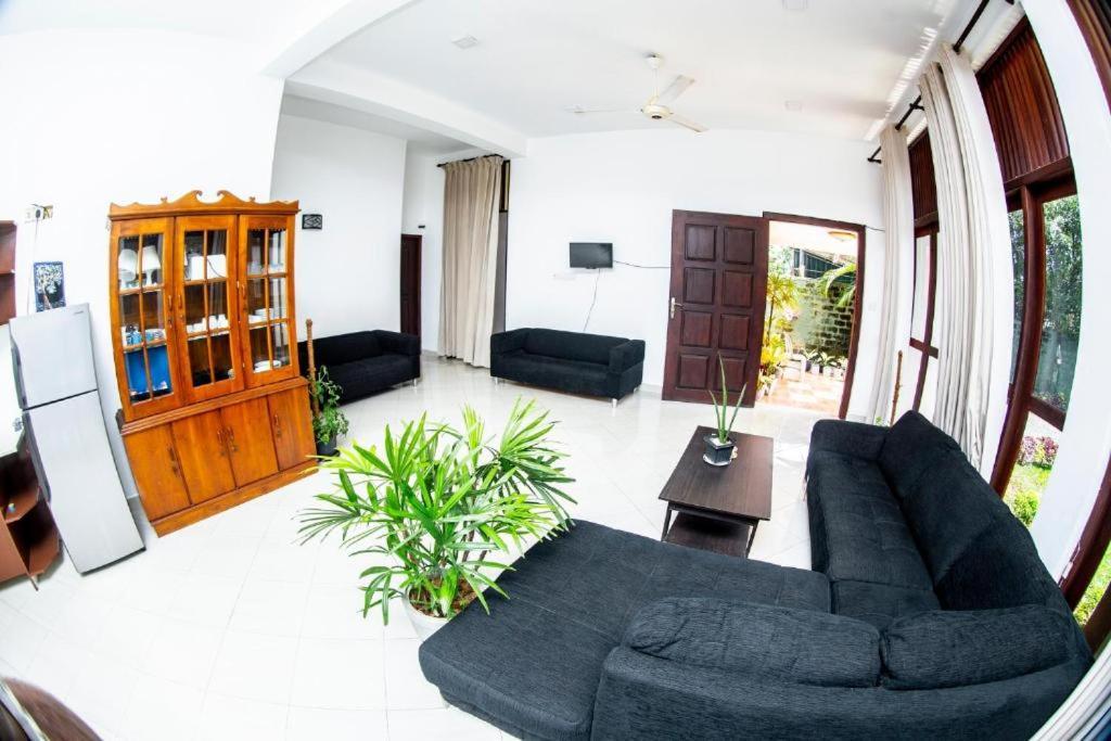 Hotel Blue Bird Negombo Exterior foto
