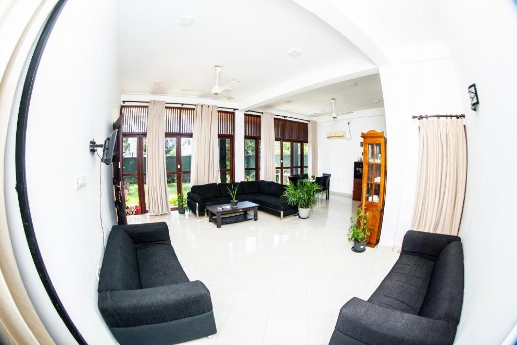 Hotel Blue Bird Negombo Exterior foto
