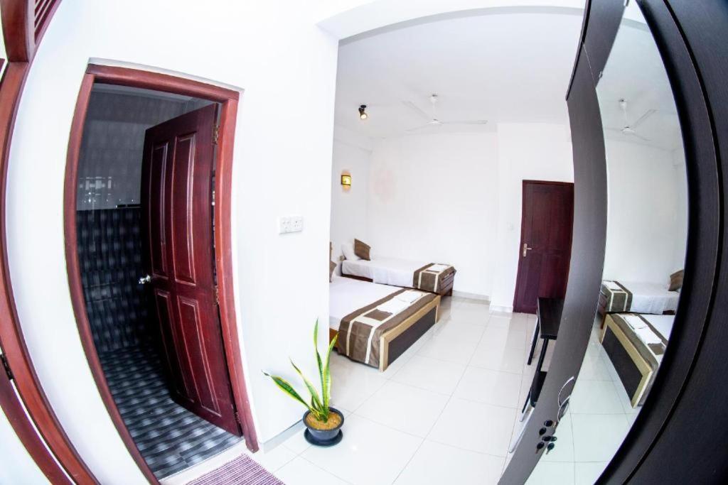 Hotel Blue Bird Negombo Exterior foto