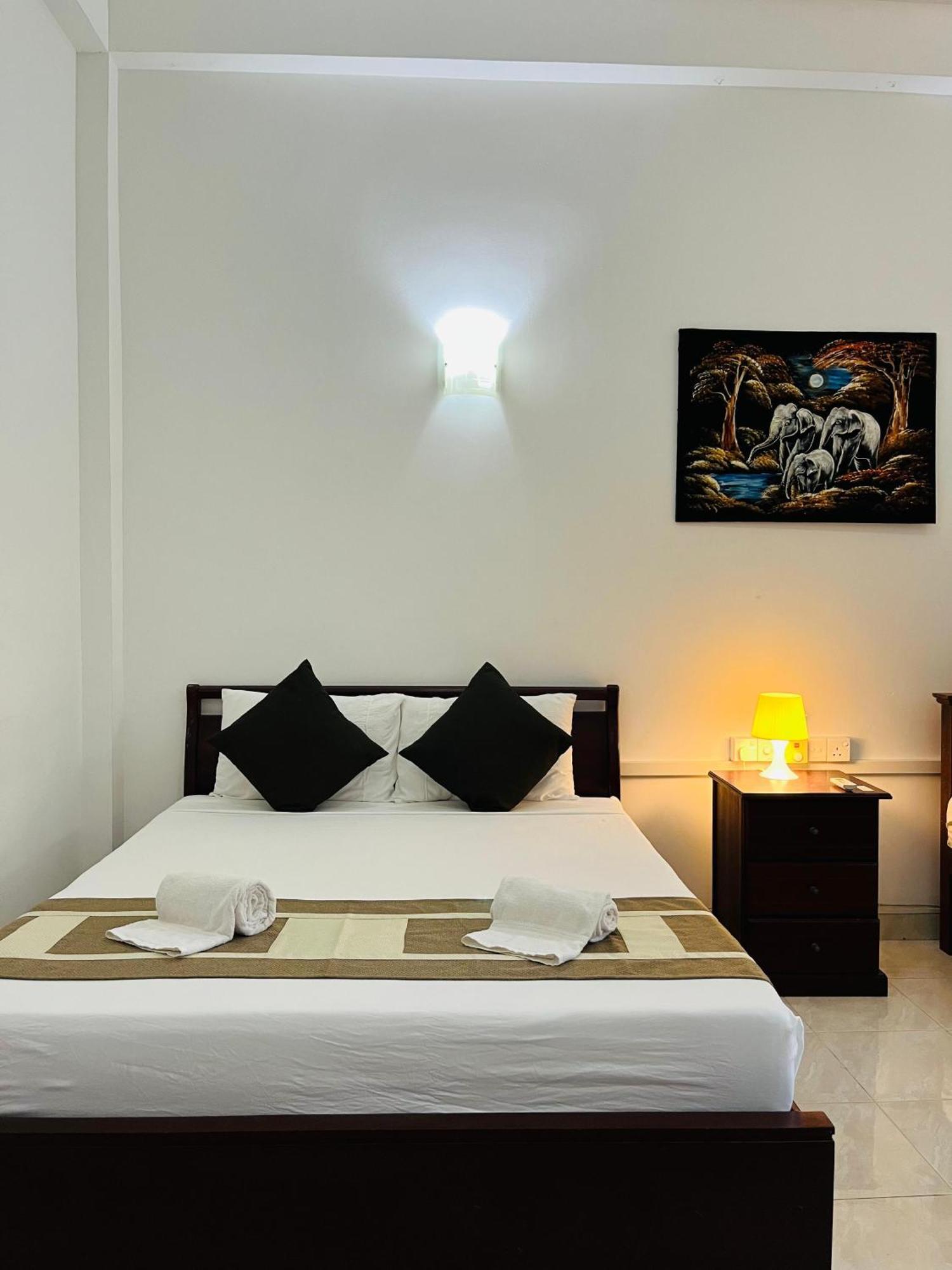 Hotel Blue Bird Negombo Exterior foto