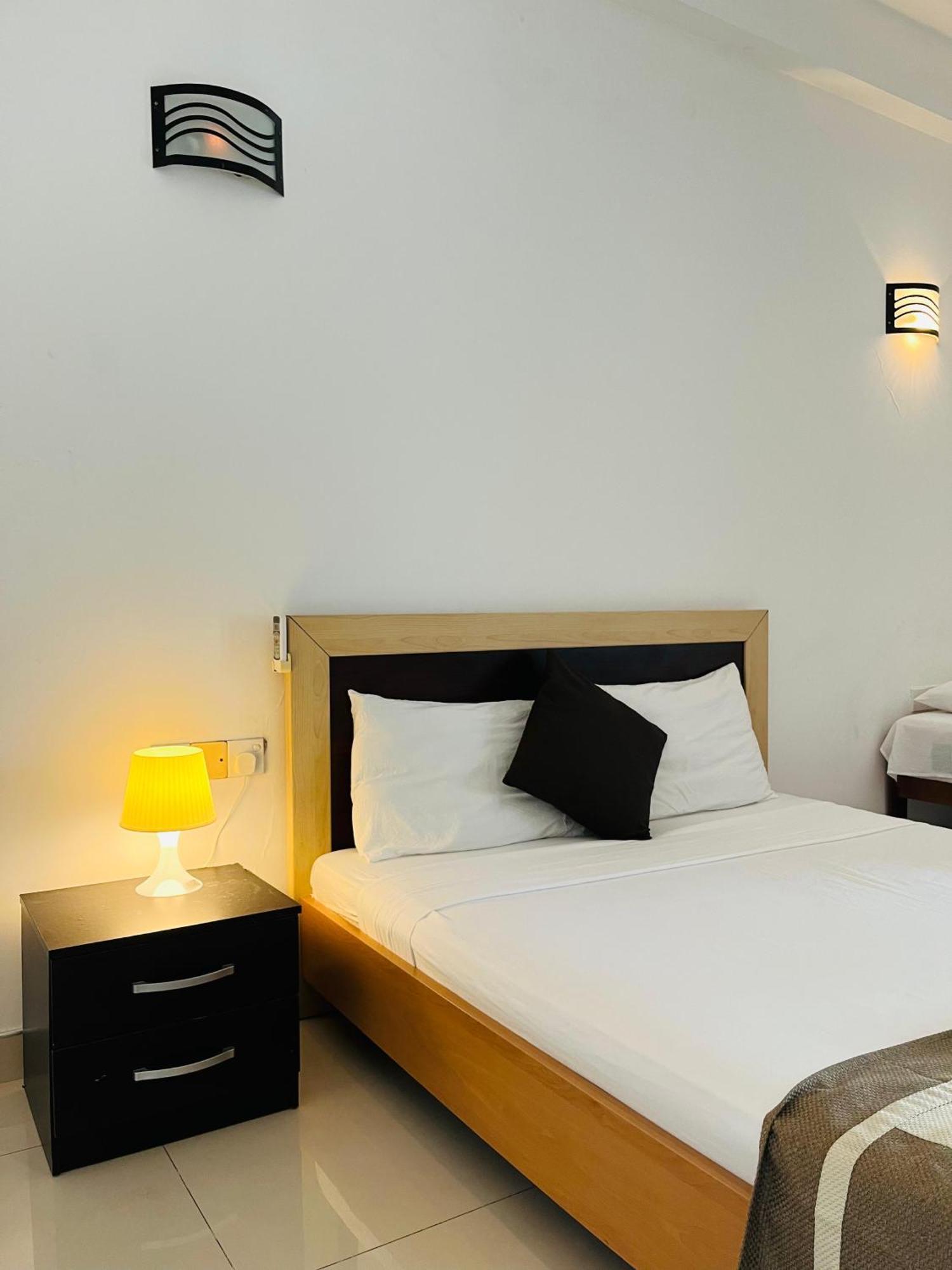 Hotel Blue Bird Negombo Exterior foto